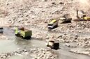 Truk-truk berukuran besar tampak hilir mudik mengangkut material dari alur Sungai Jeneberang, Desa Borisallo, Kecamatan Parangloe, Kabupaten Gowa, Sulawesi Selatan. 