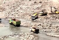 Truk-truk berukuran besar tampak hilir mudik mengangkut material dari alur Sungai Jeneberang, Desa Borisallo, Kecamatan Parangloe, Kabupaten Gowa, Sulawesi Selatan. 