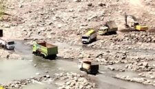 Truk-truk berukuran besar tampak hilir mudik mengangkut material dari alur Sungai Jeneberang, Desa Borisallo, Kecamatan Parangloe, Kabupaten Gowa, Sulawesi Selatan. 