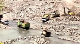 Truk-truk berukuran besar tampak hilir mudik mengangkut material dari alur Sungai Jeneberang, Desa Borisallo, Kecamatan Parangloe, Kabupaten Gowa, Sulawesi Selatan. 