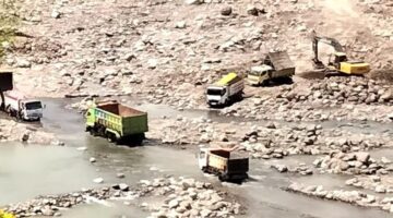 Truk-truk berukuran besar tampak hilir mudik mengangkut material dari alur Sungai Jeneberang, Desa Borisallo, Kecamatan Parangloe, Kabupaten Gowa, Sulawesi Selatan. 