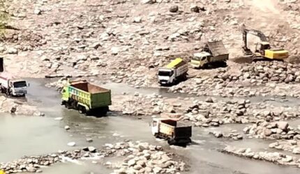 Truk-truk berukuran besar tampak hilir mudik mengangkut material dari alur Sungai Jeneberang, Desa Borisallo, Kecamatan Parangloe, Kabupaten Gowa, Sulawesi Selatan.