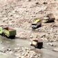 Truk-truk berukuran besar tampak hilir mudik mengangkut material dari alur Sungai Jeneberang, Desa Borisallo, Kecamatan Parangloe, Kabupaten Gowa, Sulawesi Selatan. 