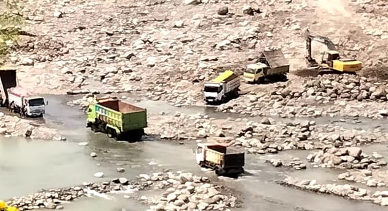 Truk-truk berukuran besar tampak hilir mudik mengangkut material dari alur Sungai Jeneberang, Desa Borisallo, Kecamatan Parangloe, Kabupaten Gowa, Sulawesi Selatan. 