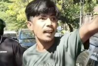 Tangkapa layar video pria diduga juru parkir liar saat terlibat adu mulut dengan pengendara mobil di Jalan Sungai Tangka, Makassar. Polisi masih memburu terduga pelaku.