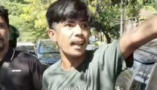 Tangkapa layar video pria diduga juru parkir liar saat terlibat adu mulut dengan pengendara mobil di Jalan Sungai Tangka, Makassar. Polisi masih memburu terduga pelaku.