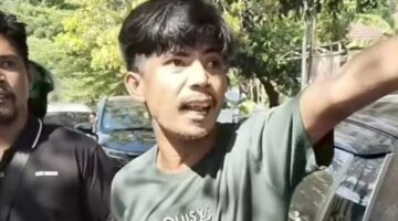 Tangkapa layar video pria diduga juru parkir liar saat terlibat adu mulut dengan pengendara mobil di Jalan Sungai Tangka, Makassar. Polisi masih memburu terduga pelaku.