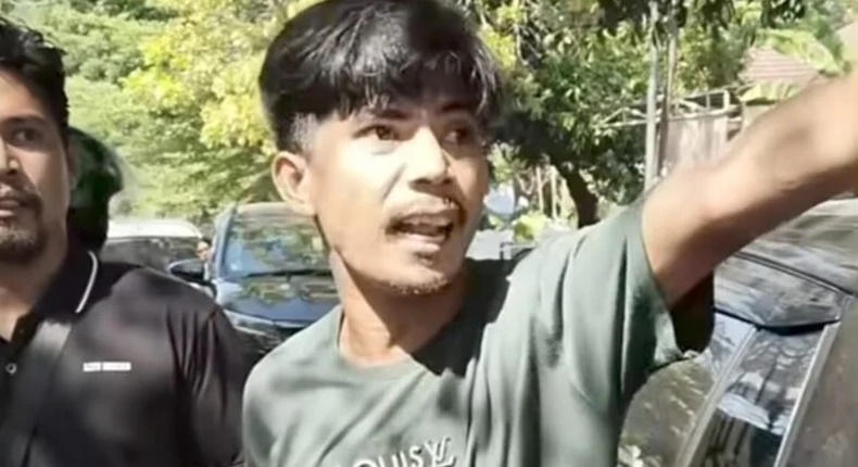 Tangkapa layar video pria diduga juru parkir liar saat terlibat adu mulut dengan pengendara mobil di Jalan Sungai Tangka, Makassar. Polisi masih memburu terduga pelaku.