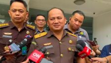 Kapuspenkum Kejagung, Anang Supriatna, memberikan keterangan pers terkait penghentian kegiatan pengumpulan data dan keterangan program MBG di seluruh wilayah Indonesia. (Foto : Ist)