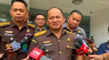 Kapuspenkum Kejagung, Anang Supriatna, memberikan keterangan pers terkait penghentian kegiatan pengumpulan data dan keterangan program MBG di seluruh wilayah Indonesia. (Foto : Ist)