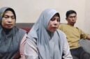 Keluarga Mirawati menyampaikan keterangan pers di Kabupaten Gowa, Jumat (24/7/2026), mempertanyakan proses hukum kasus dugaan pengeroyokan yang menimpa korban.