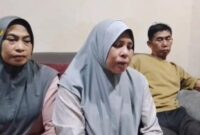 Keluarga Mirawati menyampaikan keterangan pers di Kabupaten Gowa, Jumat (24/7/2026), mempertanyakan proses hukum kasus dugaan pengeroyokan yang menimpa korban.