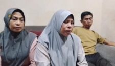 Keluarga Mirawati menyampaikan keterangan pers di Kabupaten Gowa, Jumat (24/7/2026), mempertanyakan proses hukum kasus dugaan pengeroyokan yang menimpa korban.