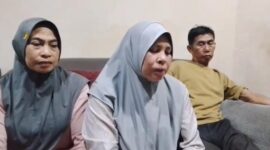Keluarga Mirawati menyampaikan keterangan pers di Kabupaten Gowa, Jumat (24/7/2026), mempertanyakan proses hukum kasus dugaan pengeroyokan yang menimpa korban.