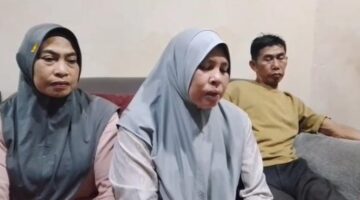 Keluarga Mirawati menyampaikan keterangan pers di Kabupaten Gowa, Jumat (24/7/2026), mempertanyakan proses hukum kasus dugaan pengeroyokan yang menimpa korban.