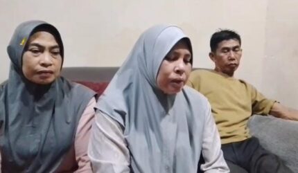 Keluarga Mirawati menyampaikan keterangan pers di Kabupaten Gowa, Jumat (24/7/2026), mempertanyakan proses hukum kasus dugaan pengeroyokan yang menimpa korban.
