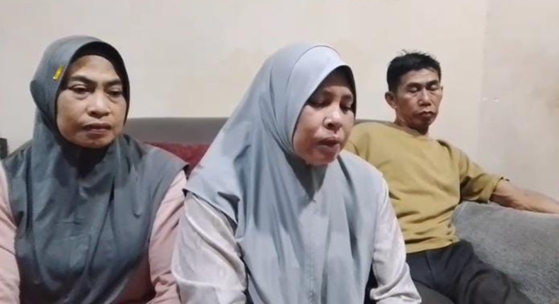 Keluarga Mirawati menyampaikan keterangan pers di Kabupaten Gowa, Jumat (24/7/2026), mempertanyakan proses hukum kasus dugaan pengeroyokan yang menimpa korban.