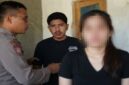 Oknum debt collector (tengah) diamankan oleh pihak kepolisian di sebuah rumah kos di Purworejo, Jawa Tengah, terkait dugaan pelecehan seksual terhadap seorang nasabah (kanan, wajah disensor untuk perlindungan identitas). (Foto ini telah melalui proses restorasi digital menggunakan teknologi AI untuk meningkatkan kejelasan detail dari sumber asli yang berkualitas rendah/buram)