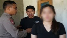 Oknum debt collector (tengah) diamankan oleh pihak kepolisian di sebuah rumah kos di Purworejo, Jawa Tengah, terkait dugaan pelecehan seksual terhadap seorang nasabah (kanan, wajah disensor untuk perlindungan identitas). (Foto ini telah melalui proses restorasi digital menggunakan teknologi AI untuk meningkatkan kejelasan detail dari sumber asli yang berkualitas rendah/buram)