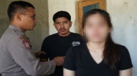 Oknum debt collector (tengah) diamankan oleh pihak kepolisian di sebuah rumah kos di Purworejo, Jawa Tengah, terkait dugaan pelecehan seksual terhadap seorang nasabah (kanan, wajah disensor untuk perlindungan identitas). (Foto ini telah melalui proses restorasi digital menggunakan teknologi AI untuk meningkatkan kejelasan detail dari sumber asli yang berkualitas rendah/buram)