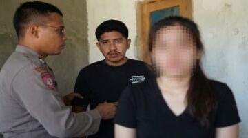 Oknum debt collector (tengah) diamankan oleh pihak kepolisian di sebuah rumah kos di Purworejo, Jawa Tengah, terkait dugaan pelecehan seksual terhadap seorang nasabah (kanan, wajah disensor untuk perlindungan identitas). (Foto ini telah melalui proses restorasi digital menggunakan teknologi AI untuk meningkatkan kejelasan detail dari sumber asli yang berkualitas rendah/buram)