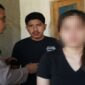 Oknum debt collector (tengah) diamankan oleh pihak kepolisian di sebuah rumah kos di Purworejo, Jawa Tengah, terkait dugaan pelecehan seksual terhadap seorang nasabah (kanan, wajah disensor untuk perlindungan identitas). (Foto ini telah melalui proses restorasi digital menggunakan teknologi AI untuk meningkatkan kejelasan detail dari sumber asli yang berkualitas rendah/buram)