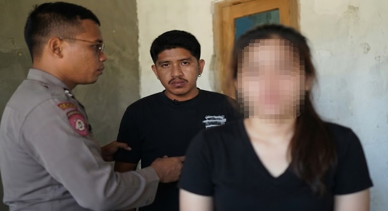 Oknum debt collector (tengah) diamankan oleh pihak kepolisian di sebuah rumah kos di Purworejo, Jawa Tengah, terkait dugaan pelecehan seksual terhadap seorang nasabah (kanan, wajah disensor untuk perlindungan identitas). (Foto ini telah melalui proses restorasi digital menggunakan teknologi AI untuk meningkatkan kejelasan detail dari sumber asli yang berkualitas rendah/buram)