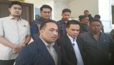 Kuasa Hukum Bupati Gowa, saat memberikan keterangan pers di Rumah Jabatan Bupati Gowa usai sidang Pansus.