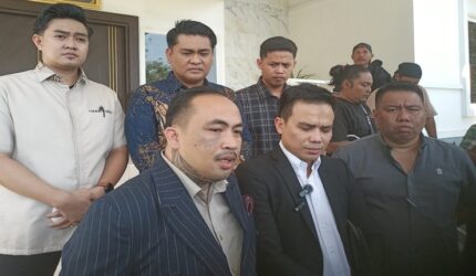 Kuasa Hukum Bupati Gowa, saat memberikan keterangan pers di Rumah Jabatan Bupati Gowa usai sidang Pansus.