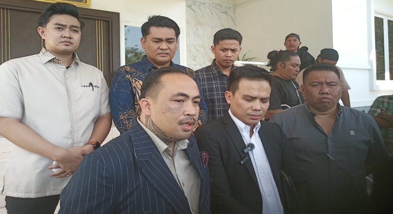 Kuasa Hukum Bupati Gowa, saat memberikan keterangan pers di Rumah Jabatan Bupati Gowa usai sidang Pansus.