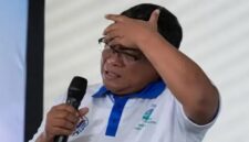 Tangkapan layar video Menteri Lingkungan Hidup (LH) Jumhur Hidayat yang tampak menangis saat membela program MBG.