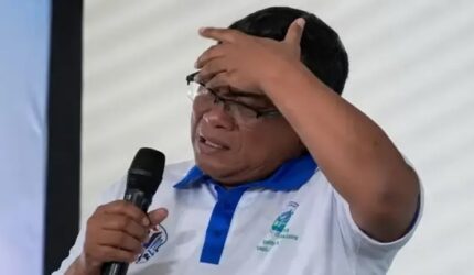 Tangkapan layar video Menteri Lingkungan Hidup (LH) Jumhur Hidayat yang tampak menangis saat membela program MBG.