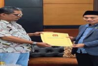 Ketua DPRD Lutra, Husain (kanan) menerima dokumen berita acara usulan PAW anggota DPRD dari Fraksi Partai Demokrat. (Foto Ist)