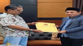Ketua DPRD Lutra, Husain (kanan) menerima dokumen berita acara usulan PAW anggota DPRD dari Fraksi Partai Demokrat. (Foto Ist)