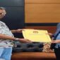 Ketua DPRD Lutra, Husain (kanan) menerima dokumen berita acara usulan PAW anggota DPRD dari Fraksi Partai Demokrat. (Foto Ist)
