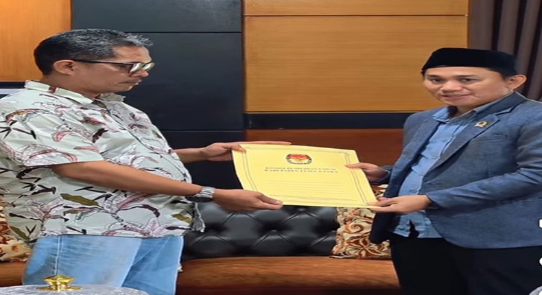 Ketua DPRD Lutra, Husain (kanan) menerima dokumen berita acara usulan PAW anggota DPRD dari Fraksi Partai Demokrat. (Foto Ist)