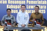 Bupati Luwu Utara Andi Abdullah Rahim menerima penghargaan WTP BPK.
