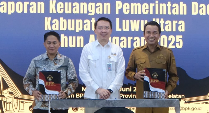 Bupati Luwu Utara Andi Abdullah Rahim menerima penghargaan WTP BPK.