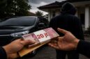 Ilustrasi seorang pria terlihat menyerahkan sejumlah uang tunai kepada seseorang dalam transaksi jual beli mobil (Visual AI)