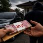 Ilustrasi seorang pria terlihat menyerahkan sejumlah uang tunai kepada seseorang dalam transaksi jual beli mobil (Visual AI)