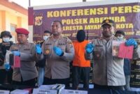 Konferensi pers Polresta Jayapura Kota bersama Polsek Abepura memperlihatkan barang bukti 82 butir amunisi ilegal berbagai kaliber yang diduga akan diselundupkan ke Papua Nugini. (Foto Ist).