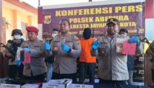 Konferensi pers Polresta Jayapura Kota bersama Polsek Abepura memperlihatkan barang bukti 82 butir amunisi ilegal berbagai kaliber yang diduga akan diselundupkan ke Papua Nugini. (Foto Ist).