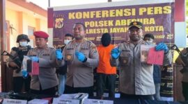 Konferensi pers Polresta Jayapura Kota bersama Polsek Abepura memperlihatkan barang bukti 82 butir amunisi ilegal berbagai kaliber yang diduga akan diselundupkan ke Papua Nugini. (Foto Ist).