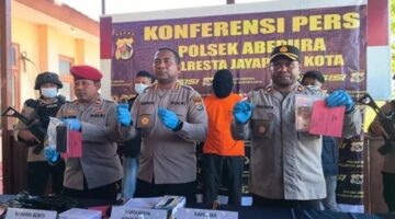 Konferensi pers Polresta Jayapura Kota bersama Polsek Abepura memperlihatkan barang bukti 82 butir amunisi ilegal berbagai kaliber yang diduga akan diselundupkan ke Papua Nugini. (Foto Ist).