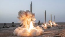 Foto ilustrasi detik-detik peluncuran sejumlah rudal balistik Iran dalam operasi yang menyasar pangkalan Al Udeiri di Kuwait dan fasilitas Armada Kelima Angkatan Laut AS di Bahrain.