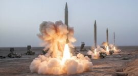 Foto ilustrasi detik-detik peluncuran sejumlah rudal balistik Iran dalam operasi yang menyasar pangkalan Al Udeiri di Kuwait dan fasilitas Armada Kelima Angkatan Laut AS di Bahrain.