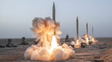 Foto ilustrasi detik-detik peluncuran sejumlah rudal balistik Iran dalam operasi yang menyasar pangkalan Al Udeiri di Kuwait dan fasilitas Armada Kelima Angkatan Laut AS di Bahrain.