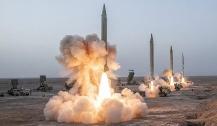 Foto ilustrasi detik-detik peluncuran sejumlah rudal balistik Iran dalam operasi yang menyasar pangkalan Al Udeiri di Kuwait dan fasilitas Armada Kelima Angkatan Laut AS di Bahrain.
