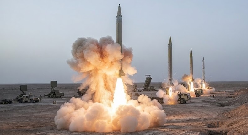 Foto ilustrasi detik-detik peluncuran sejumlah rudal balistik Iran dalam operasi yang menyasar pangkalan Al Udeiri di Kuwait dan fasilitas Armada Kelima Angkatan Laut AS di Bahrain.
