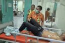 Sopir truk bernama Aswandi (30) terbaring lemah di ranjang perawatan Rumah Sakit Wahidin Sudirohusodo, Makassar, setelah mendapatkan penanganan medis akibat luka tikam di bagian dada yang diterimanya di SPBU Cokro, Minggu (20/7/2026). (Foto : Ist)
